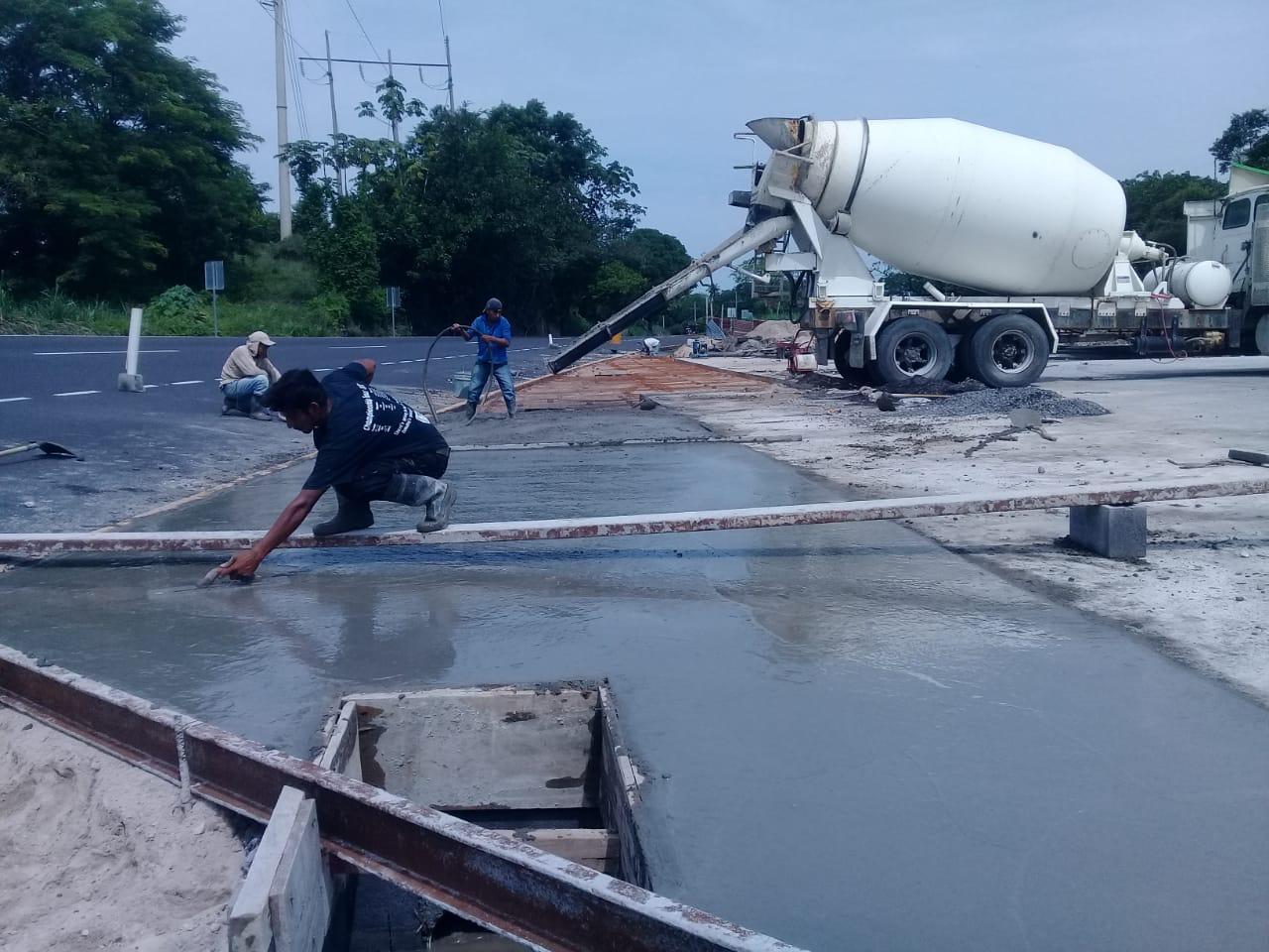Cuadrilla colocando y nivelando concreto fresco