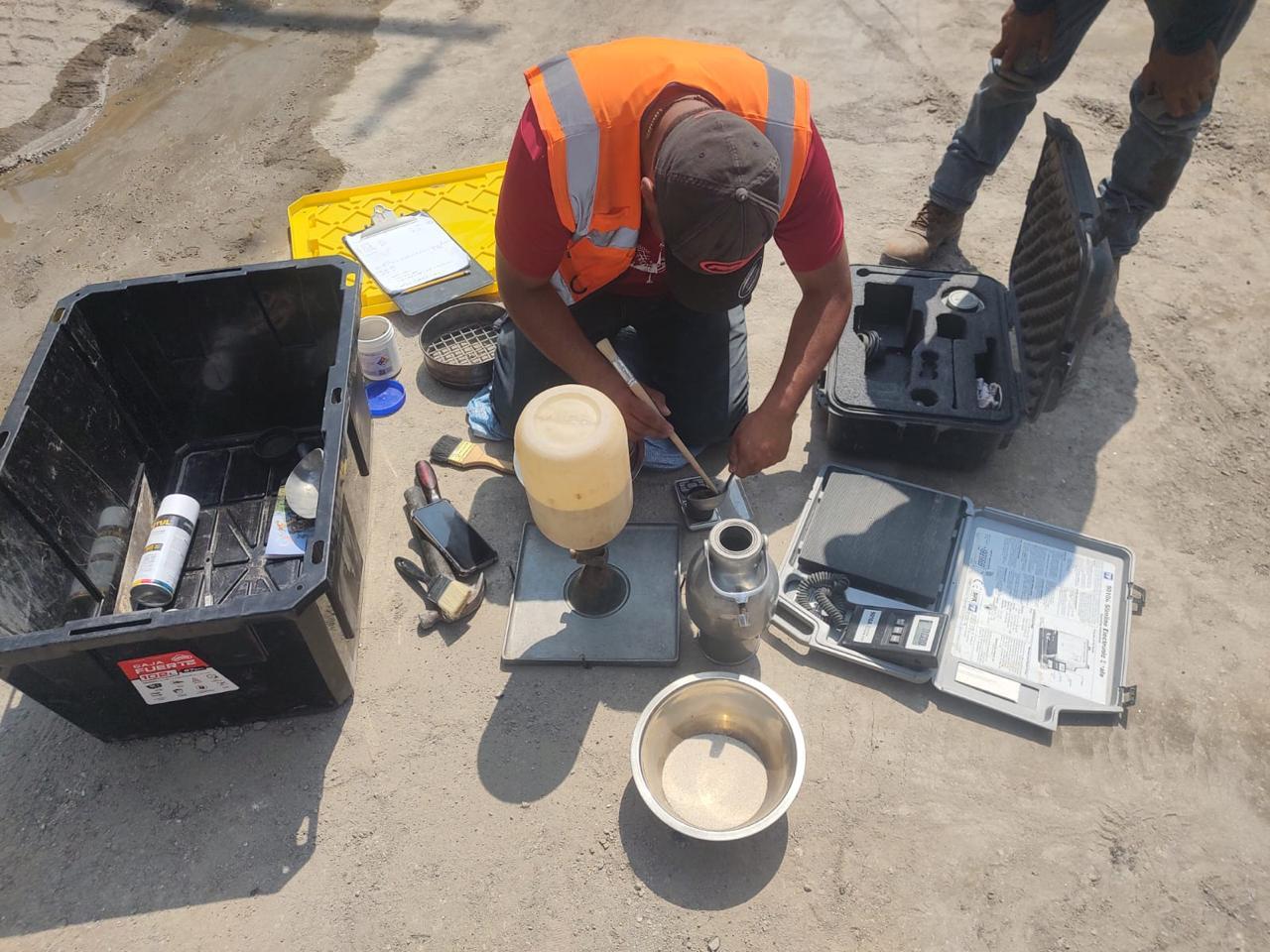 Ensayo de materiales realizado con equipo de campo