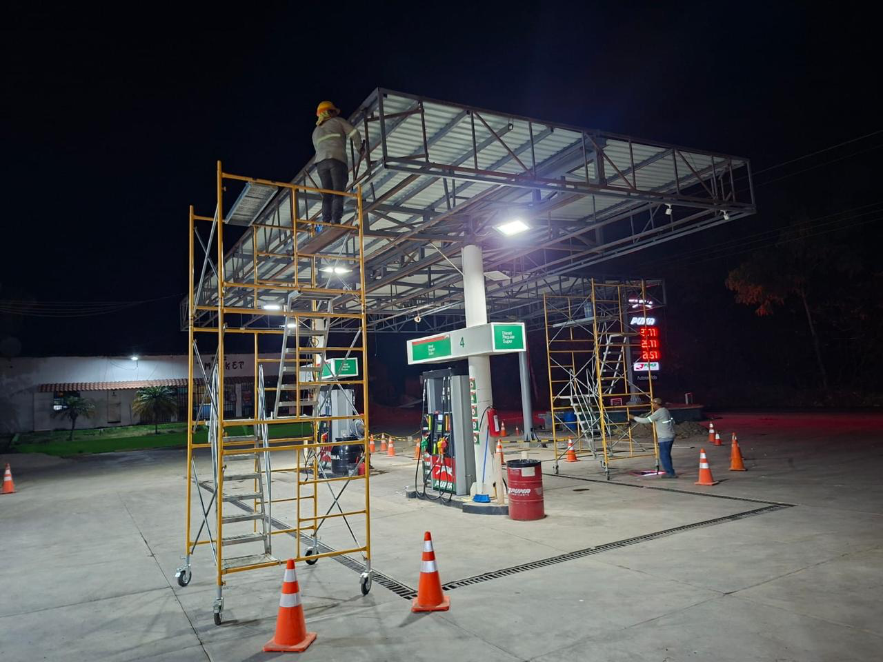 Equipo de Constructora Chapines trabajando en la estructura de una estación de servicio