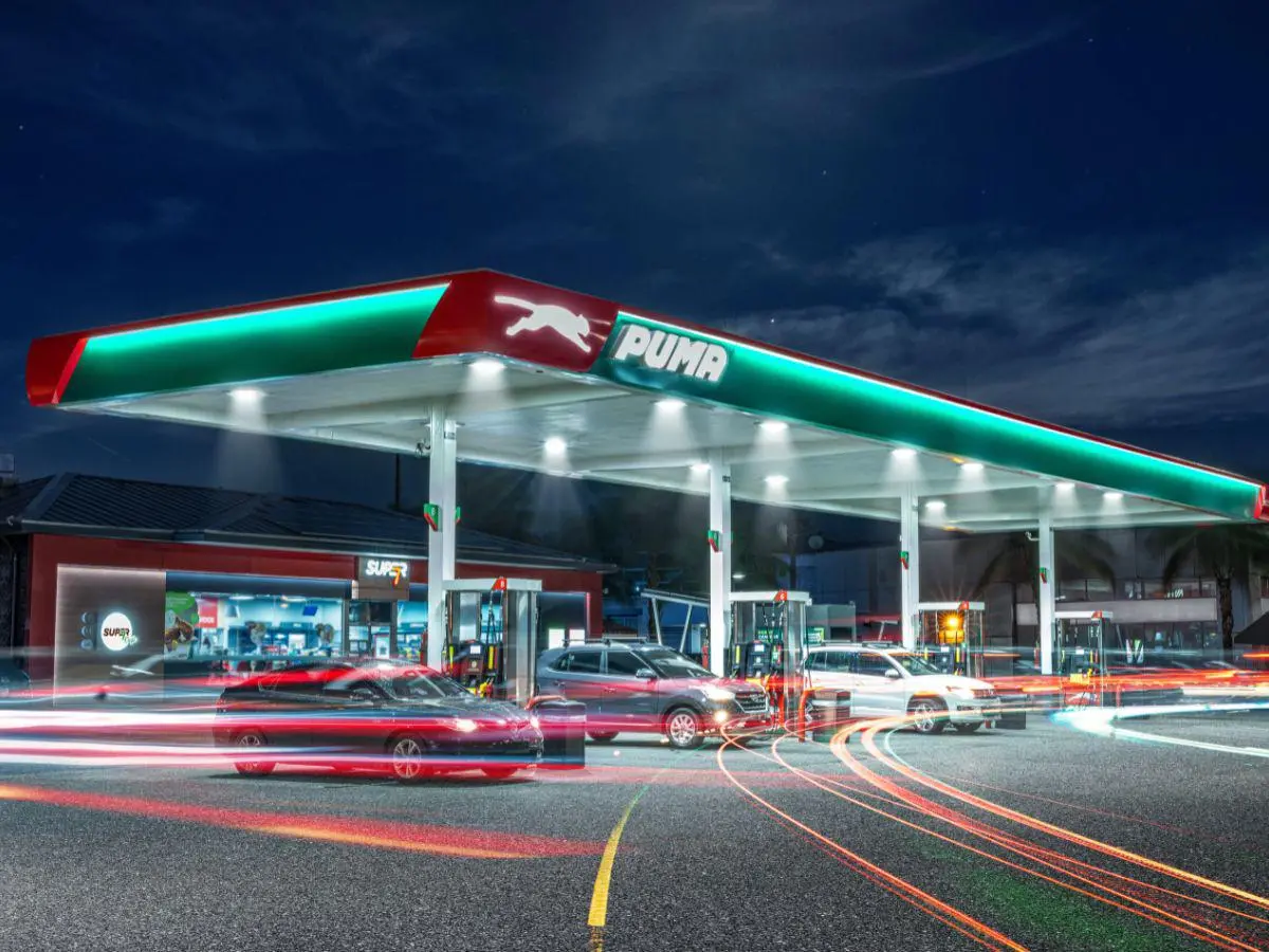 Estación Puma Energy iluminada por la noche