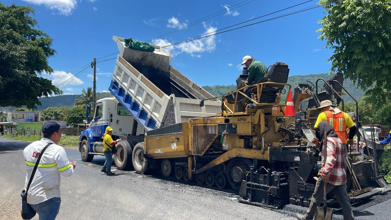 Equipo de Constructora Chapines colocando asfalto con maquinaria en obra